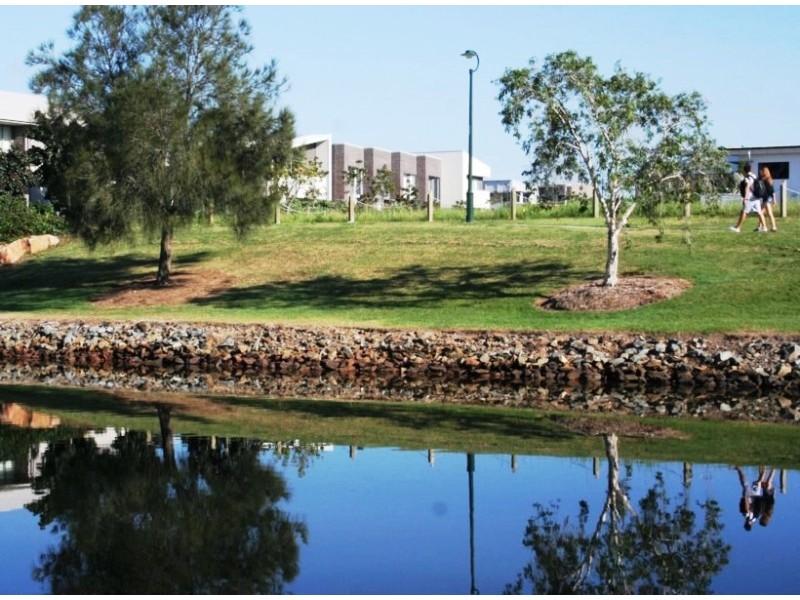 32 Lakefront Crescent, Varsity Lakes QLD 4227