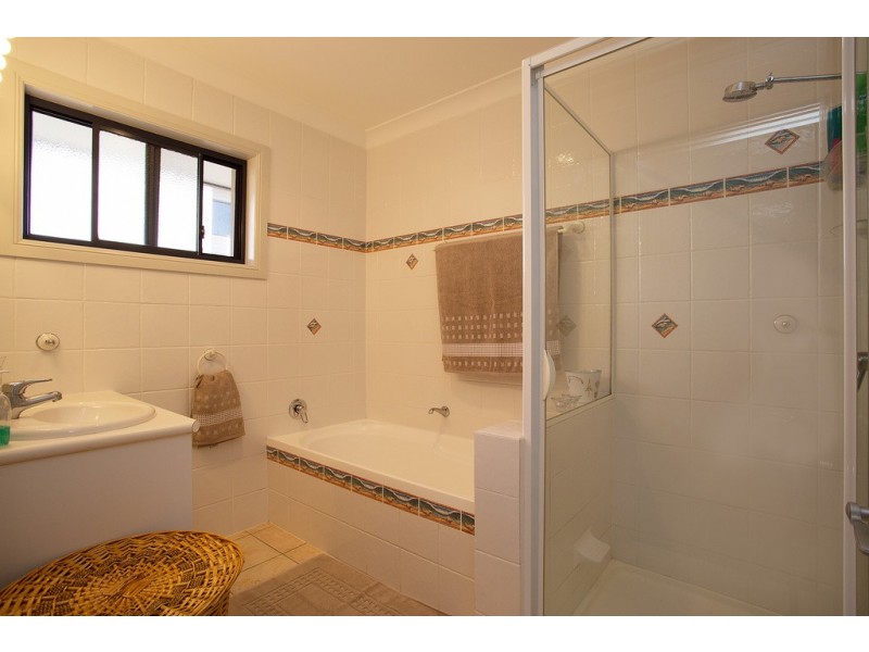 32 Tallebudgera Creek Road, Burleigh Heads QLD 4220