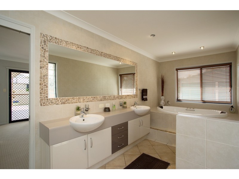 32 Tallebudgera Creek Road, Burleigh Heads QLD 4220