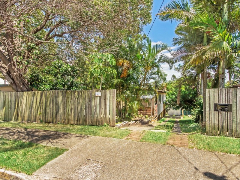 27 Caroline Avenue, Southport QLD 4215