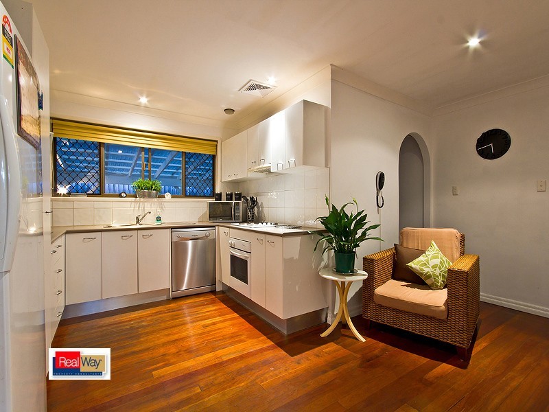 18 majura street, Belmont QLD 4153