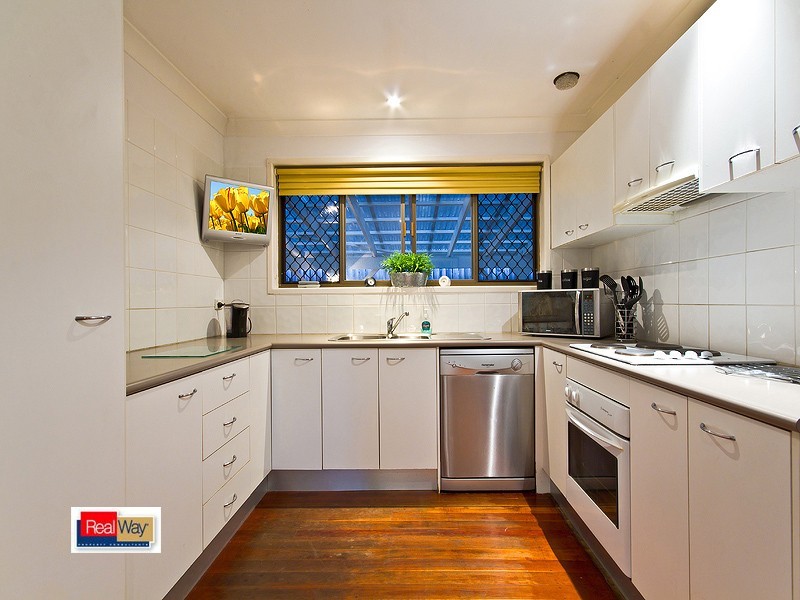 18 majura street, Belmont QLD 4153