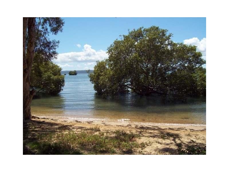 41 weeroona av, Macleay Island QLD 4184