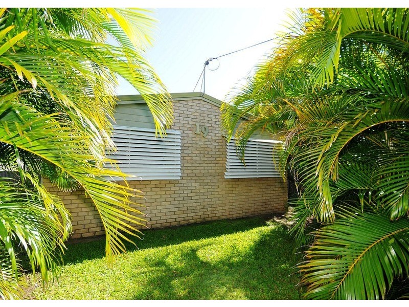19 Limpus Street, Urangan QLD 4655