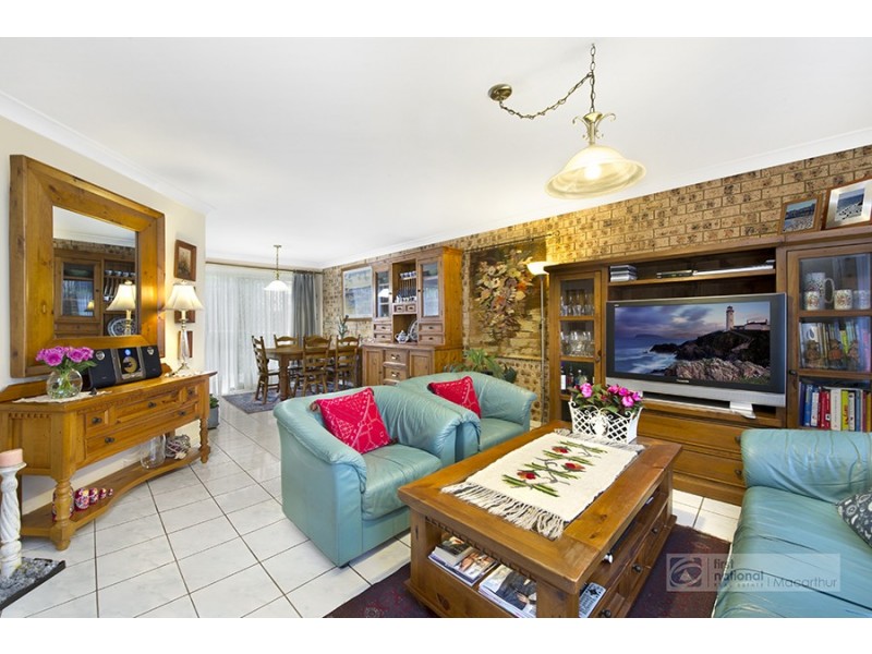 4/25 Surrey Street, Minto NSW 2566