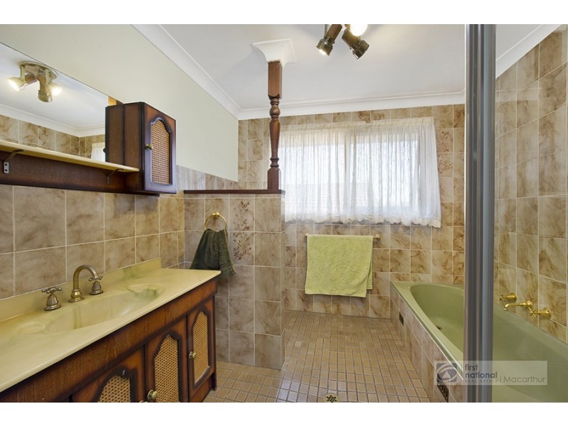 7 Hayes Place, Minto NSW 2566