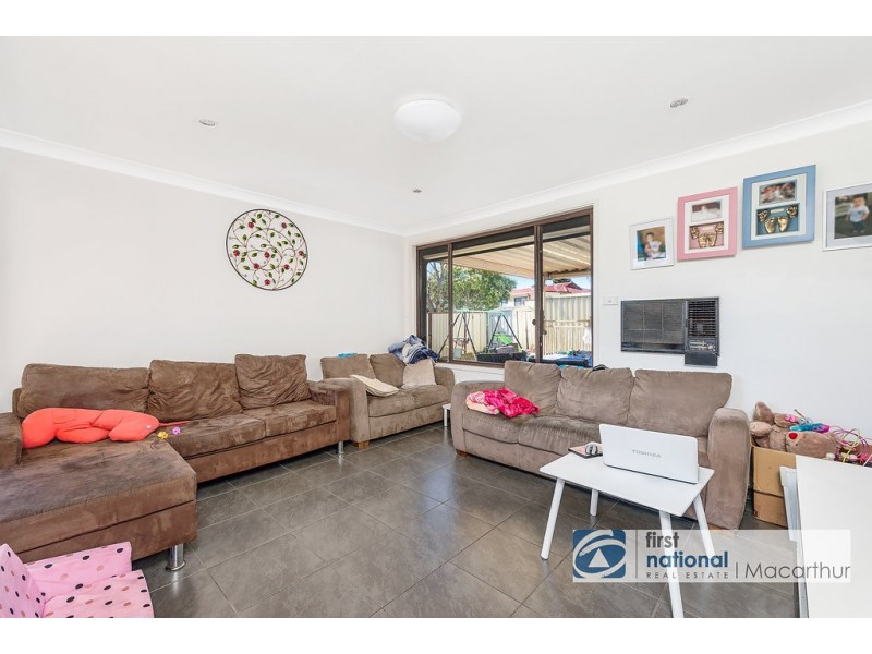 213 Copperfield Dr, Rosemeadow NSW 2560