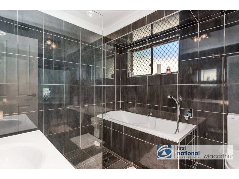 213 Copperfield Dr, Rosemeadow NSW 2560