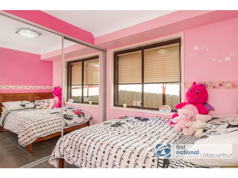 213 Copperfield Dr, Rosemeadow NSW 2560