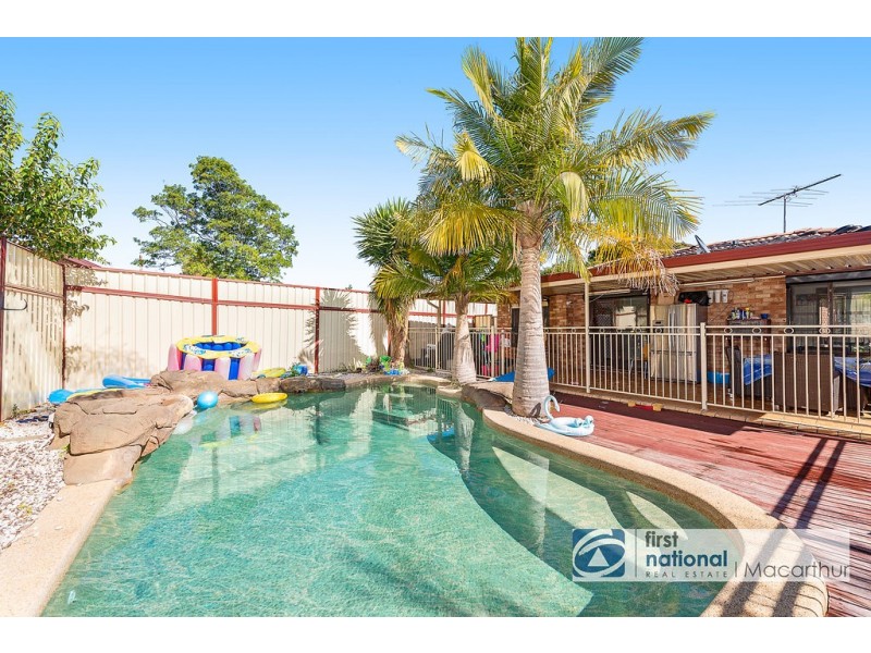 213 Copperfield Dr, Rosemeadow NSW 2560