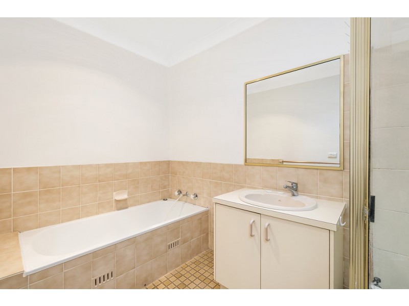 2/18 Tungoo Pl, St Helens Park NSW 2560