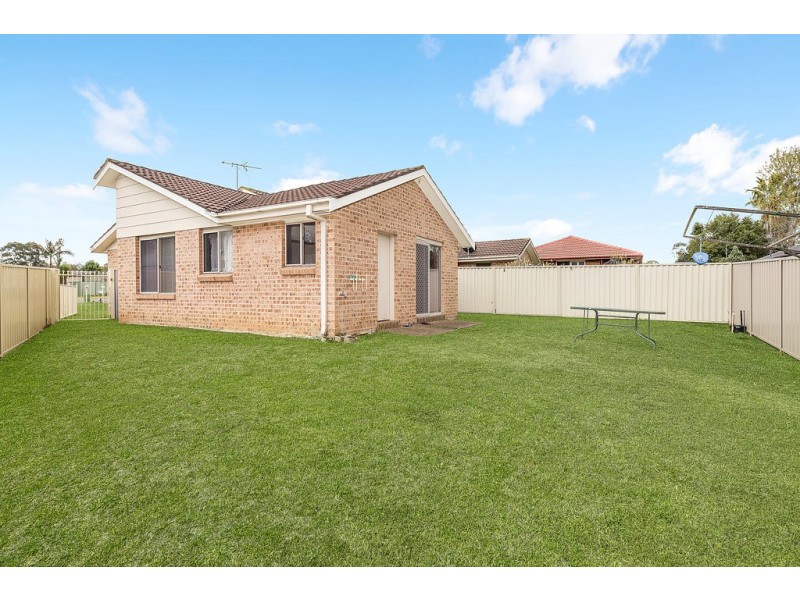 2/18 Tungoo Pl, St Helens Park NSW 2560