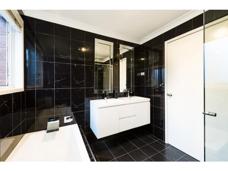 33 Parma Crescent, St Helens Park NSW 2560