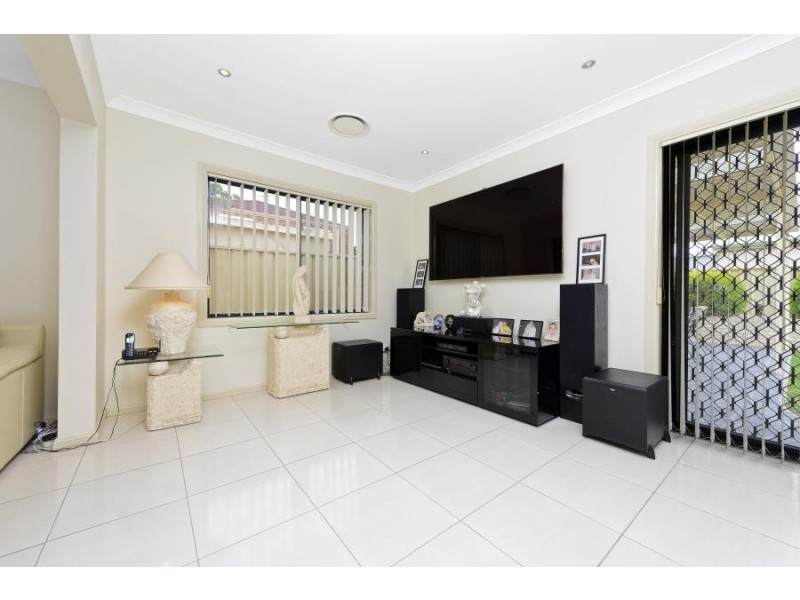 5 Windeyer Place, St Helens Park NSW 2560