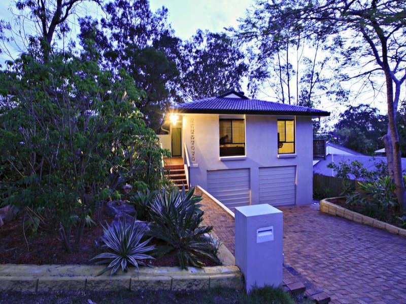 4 Robyn Street, Chapel Hill QLD 4069