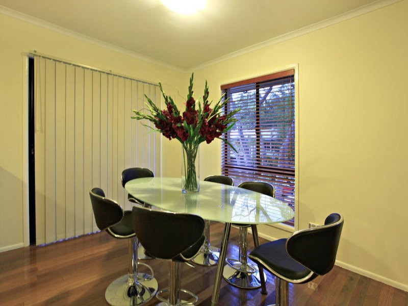 4 Robyn Street, Chapel Hill QLD 4069