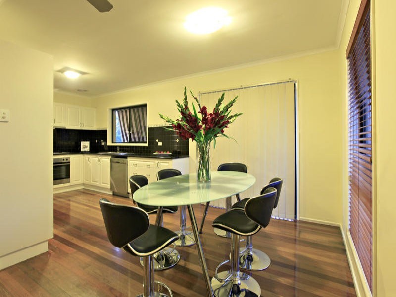 4 Robyn Street, Chapel Hill QLD 4069