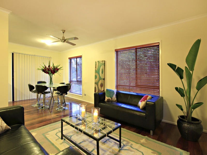 4 Robyn Street, Chapel Hill QLD 4069
