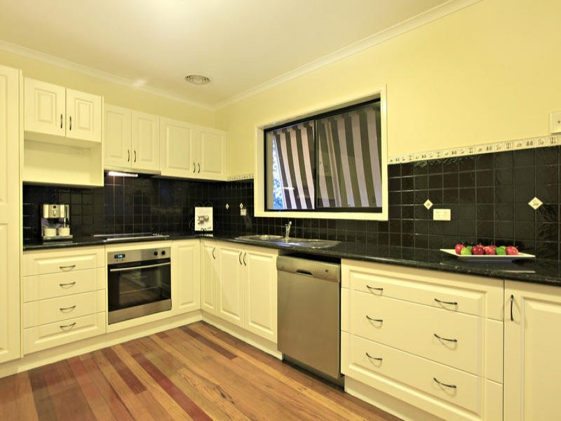 4 Robyn Street, Chapel Hill QLD 4069