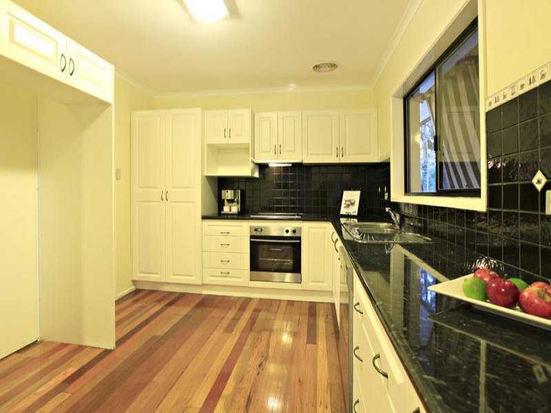4 Robyn Street, Chapel Hill QLD 4069