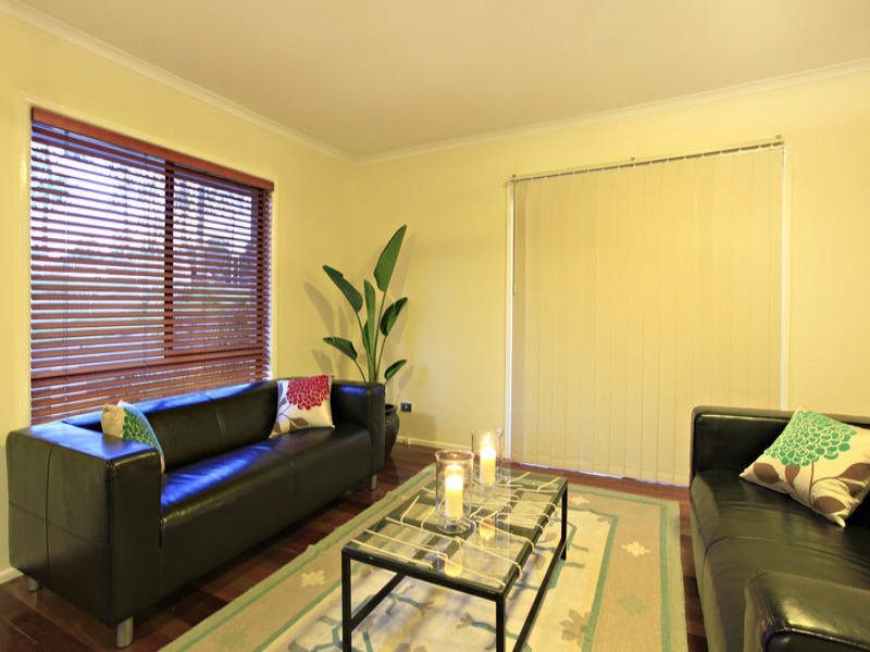4 Robyn Street, Chapel Hill QLD 4069