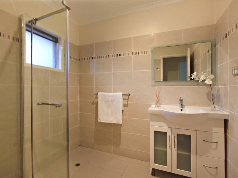 4 Robyn Street, Chapel Hill QLD 4069