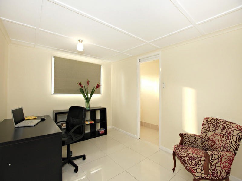 4 Robyn Street, Chapel Hill QLD 4069