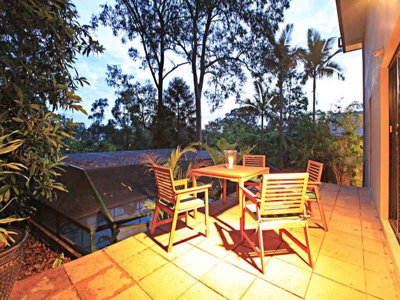 4 Robyn Street, Chapel Hill QLD 4069