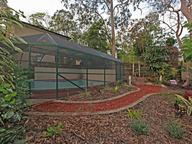 4 Robyn Street, Chapel Hill QLD 4069