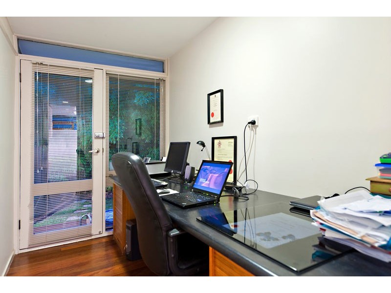 8 Aurora Crescent, Kenmore QLD 4069