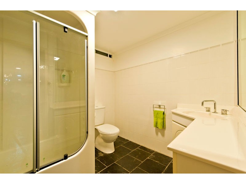 8 Aurora Crescent, Kenmore QLD 4069