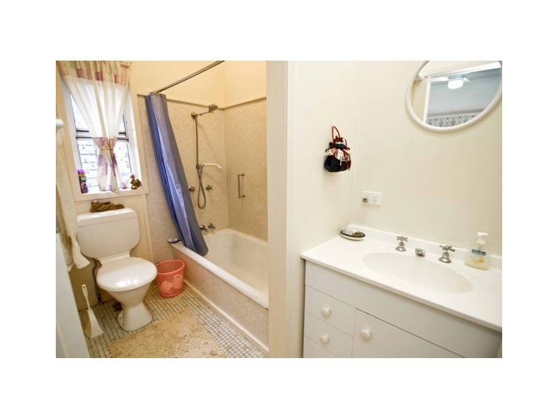 34 Barnett Rd, Bardon QLD 4065