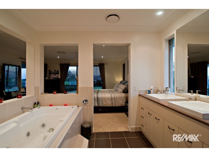 15 Nook Place, Moggill QLD 4070