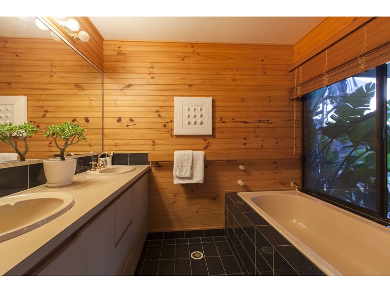 8 Bulley Place, Chapel Hill QLD 4069