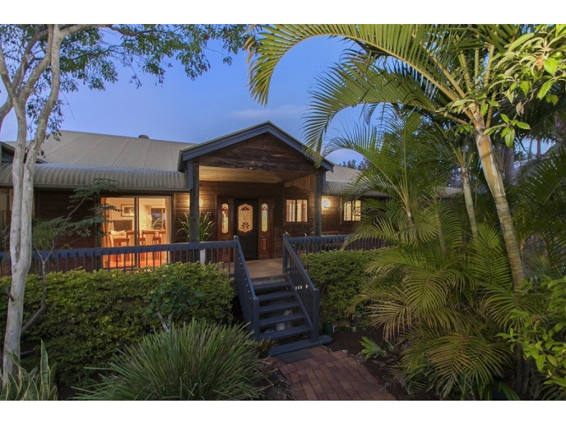 13 Hakea Crescent, Chapel Hill QLD 4069