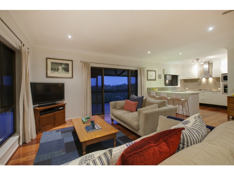 13 Hakea Crescent, Chapel Hill QLD 4069