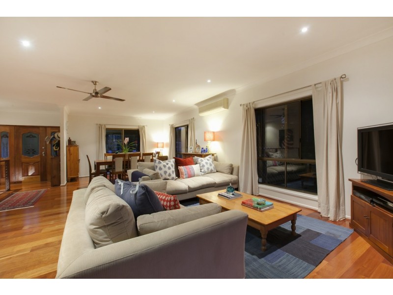 13 Hakea Crescent, Chapel Hill QLD 4069