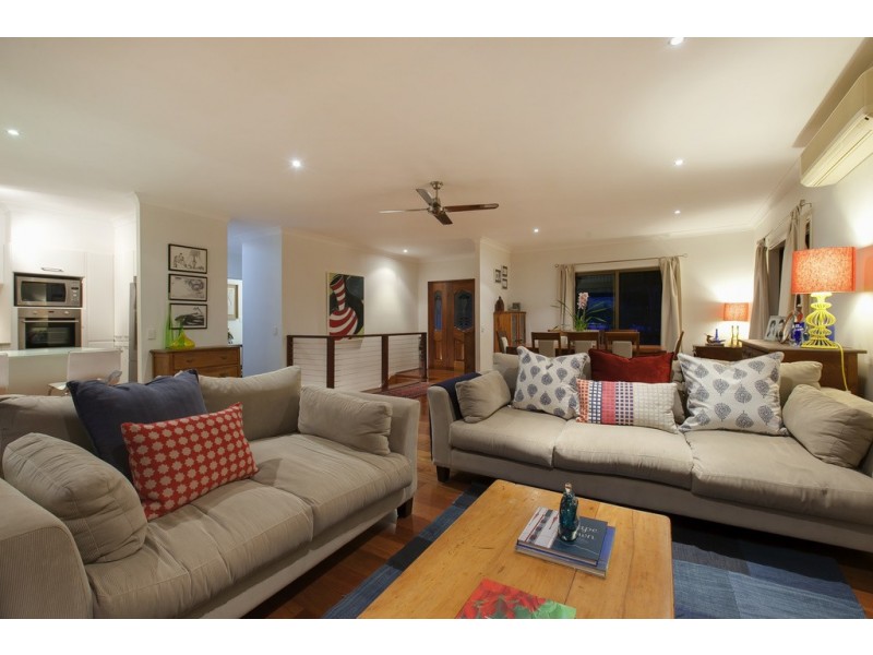 13 Hakea Crescent, Chapel Hill QLD 4069