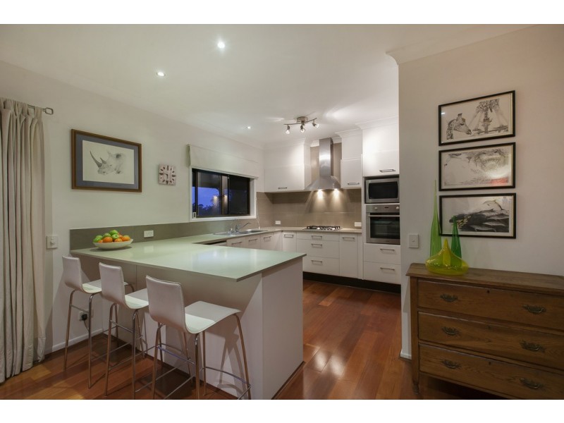 13 Hakea Crescent, Chapel Hill QLD 4069