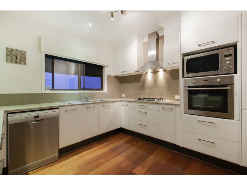 13 Hakea Crescent, Chapel Hill QLD 4069