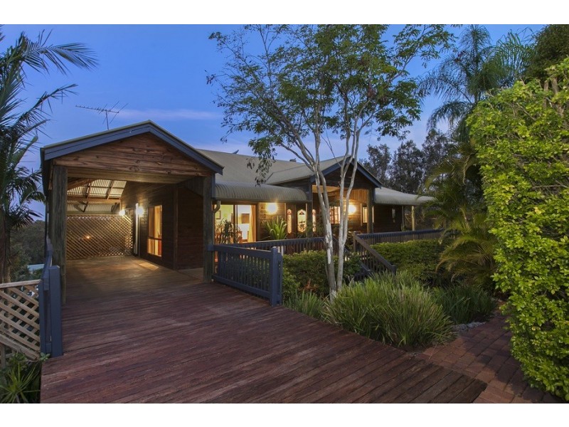 13 Hakea Crescent, Chapel Hill QLD 4069