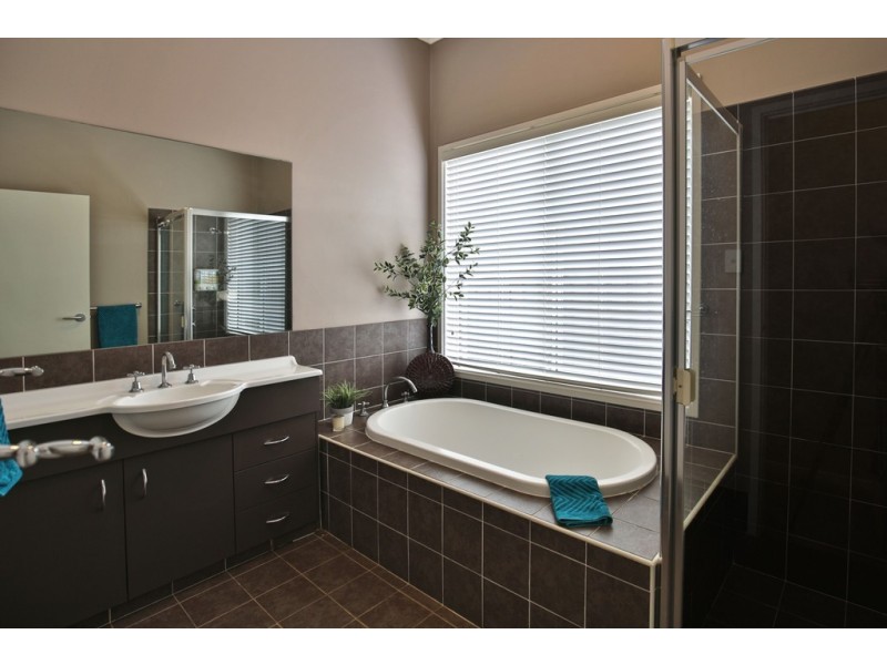 45 EMERALD DRIVE, Meroo Meadow NSW 2540