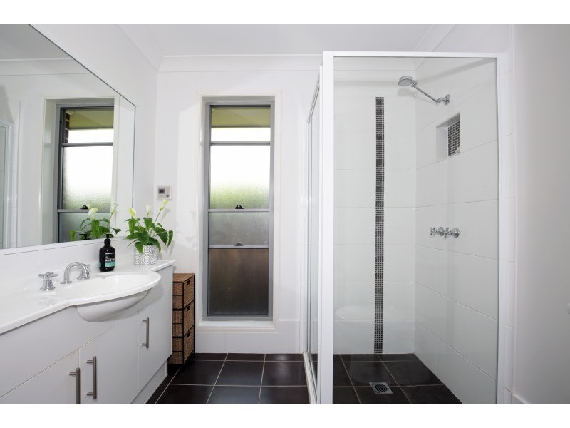 9 Meyer Place, Bomaderry NSW 2541