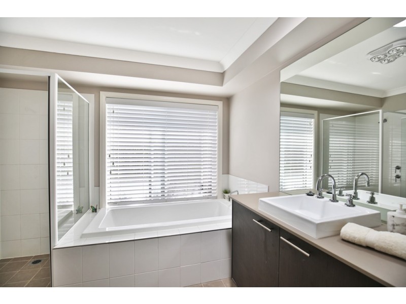 60 Emerald Drive, Meroo Meadow NSW 2540