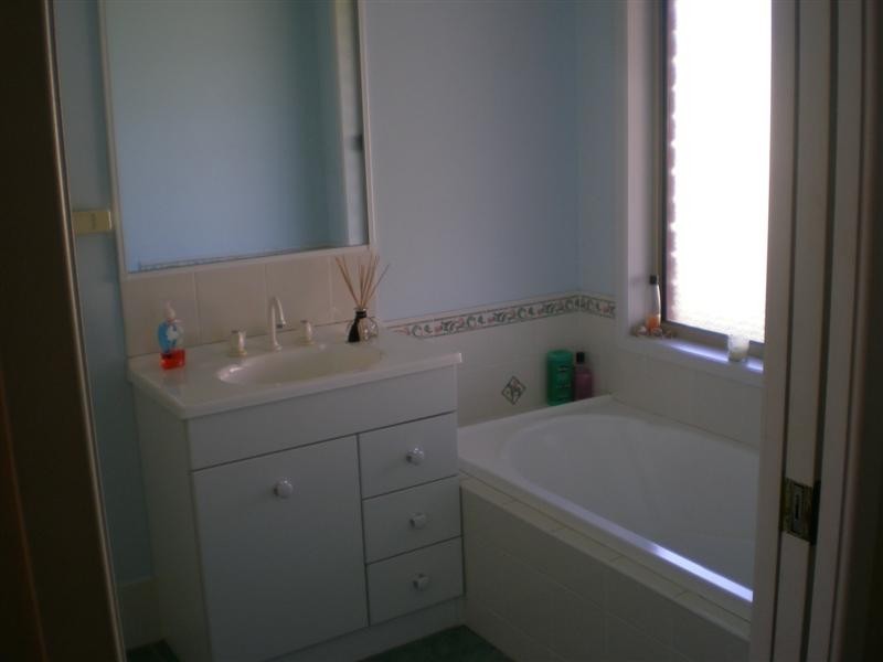 24 Lightwood Place, West Nowra NSW 2541