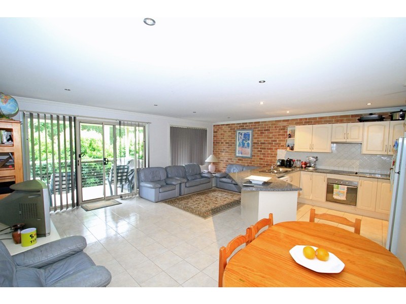 8/64 Brinnawar Street, Bomaderry NSW 2541