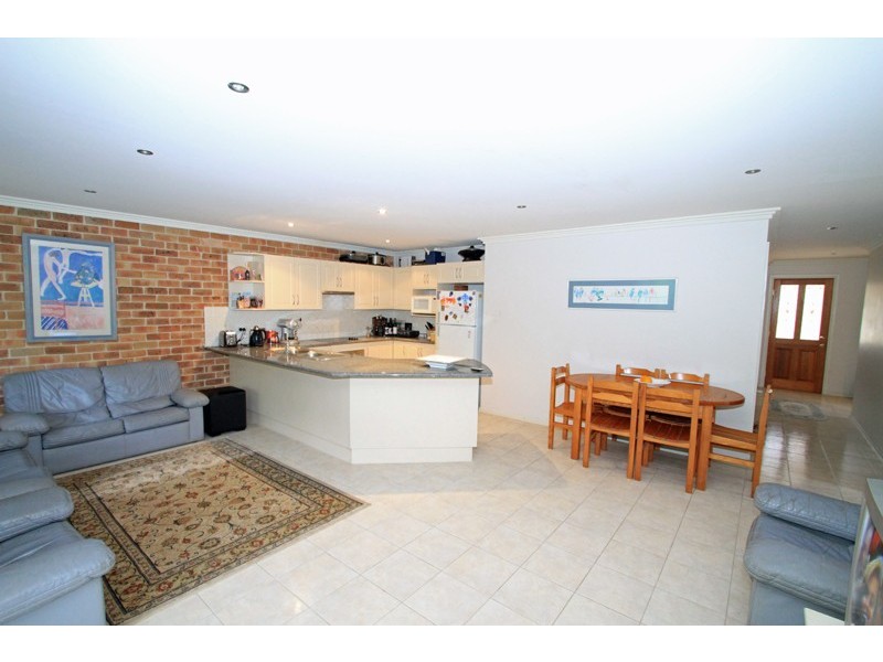 8/64 Brinnawar Street, Bomaderry NSW 2541