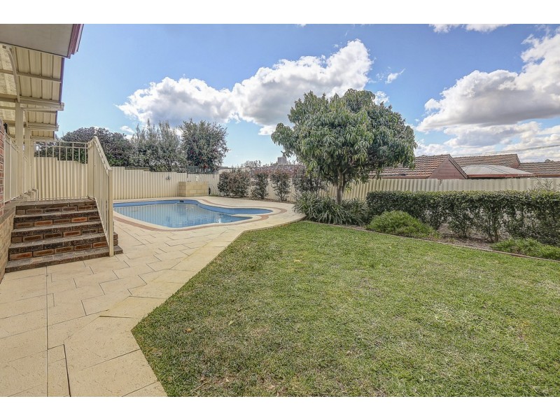 24 McKenzie Road, Samson WA 6163