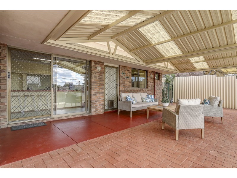 24 McKenzie Road, Samson WA 6163