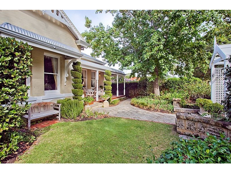 4 Melvista Avenue, Claremont WA 6010